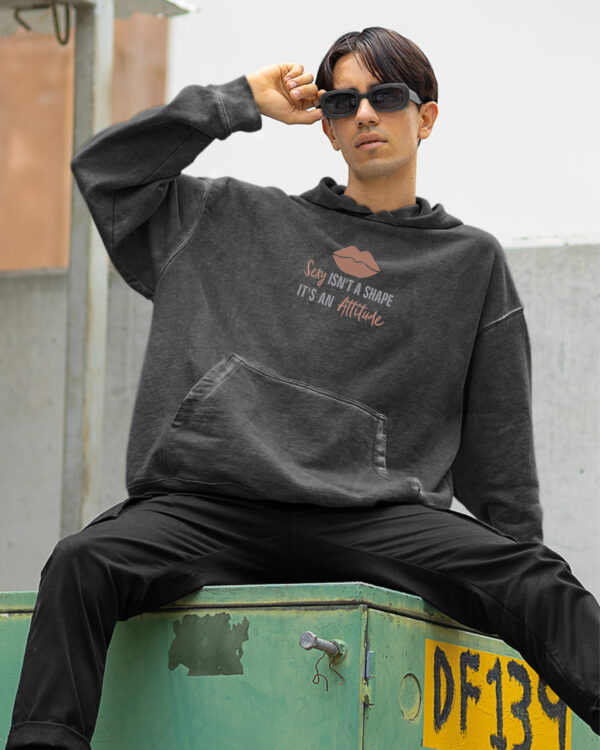 EMB 031 Hoodie Old Look15 Bluza oversize z kapturem <br>Sexy Attitude <br>Haft, Efekt sprania